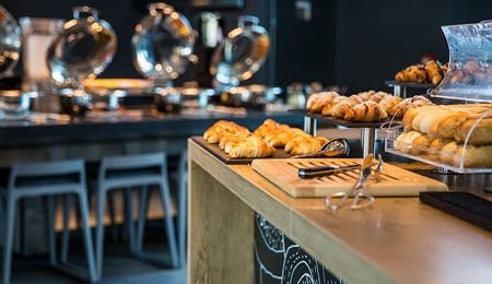 Flughafenhotel mit Frühstück Büffet mit Croissants